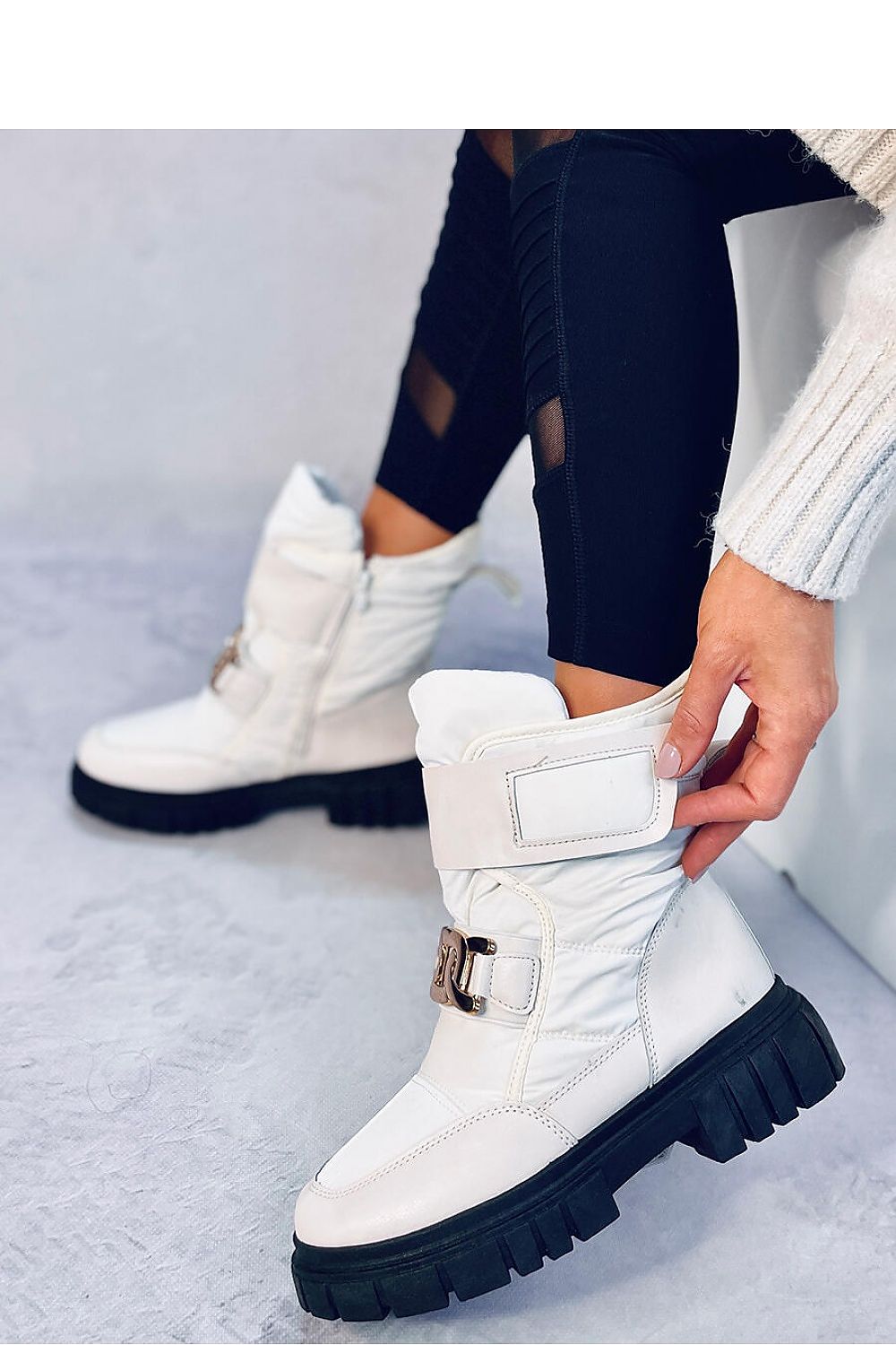 Close-up of Inello women's snow boots, showcasing the eco-leather material and stylish zipper on the side, ideal for elegant winter wear.