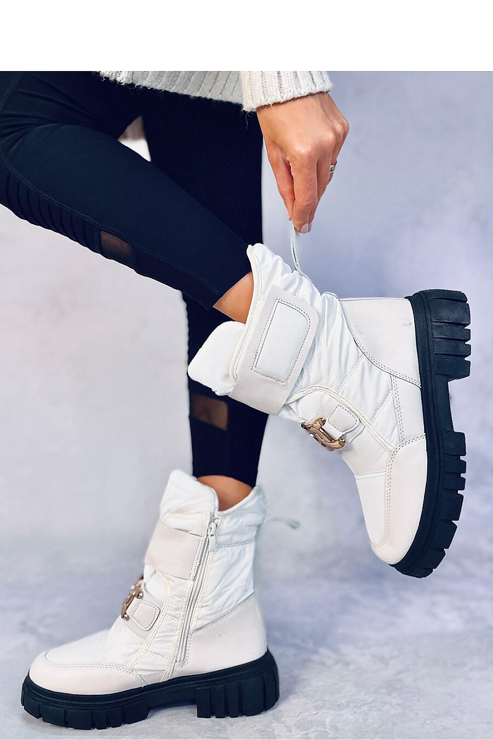 Inello women's snow boots displayed outdoors, highlighting their chic design and excellent insulation for fashionable winter activities.