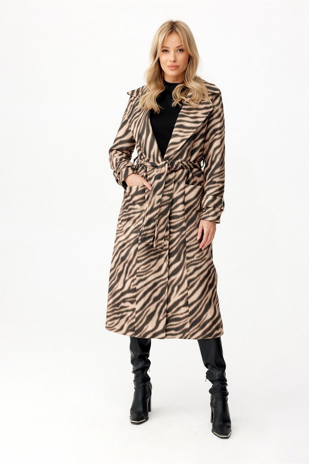 Stylish long coat for women by Roco Fashion with practical side pockets and impressive collar, ideal for an elegant everyday look.