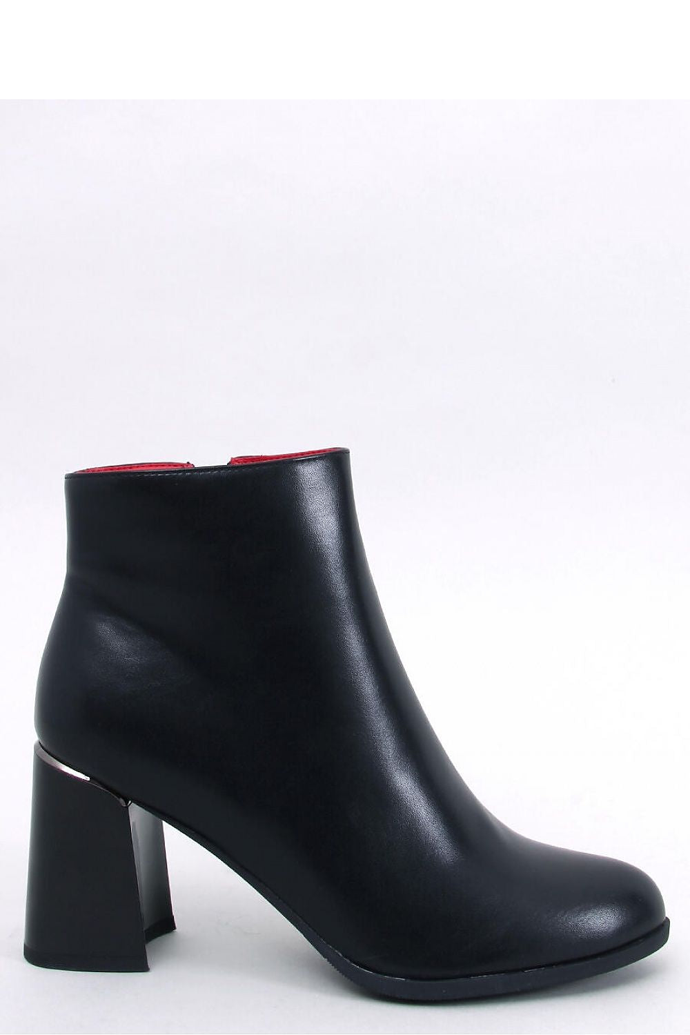 Elegant Inello black heel boots for women featuring a stable 8 cm heel and organic leather craftsmanship.