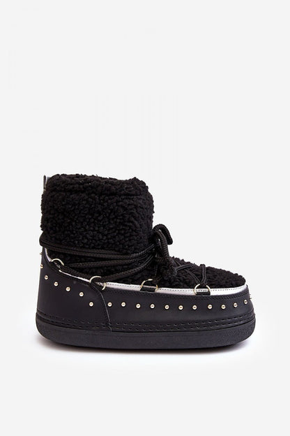 Step in Style luxury snow boots with a 3 cm platform and stylish stud detailing, ideal for autumn and winter fashion.