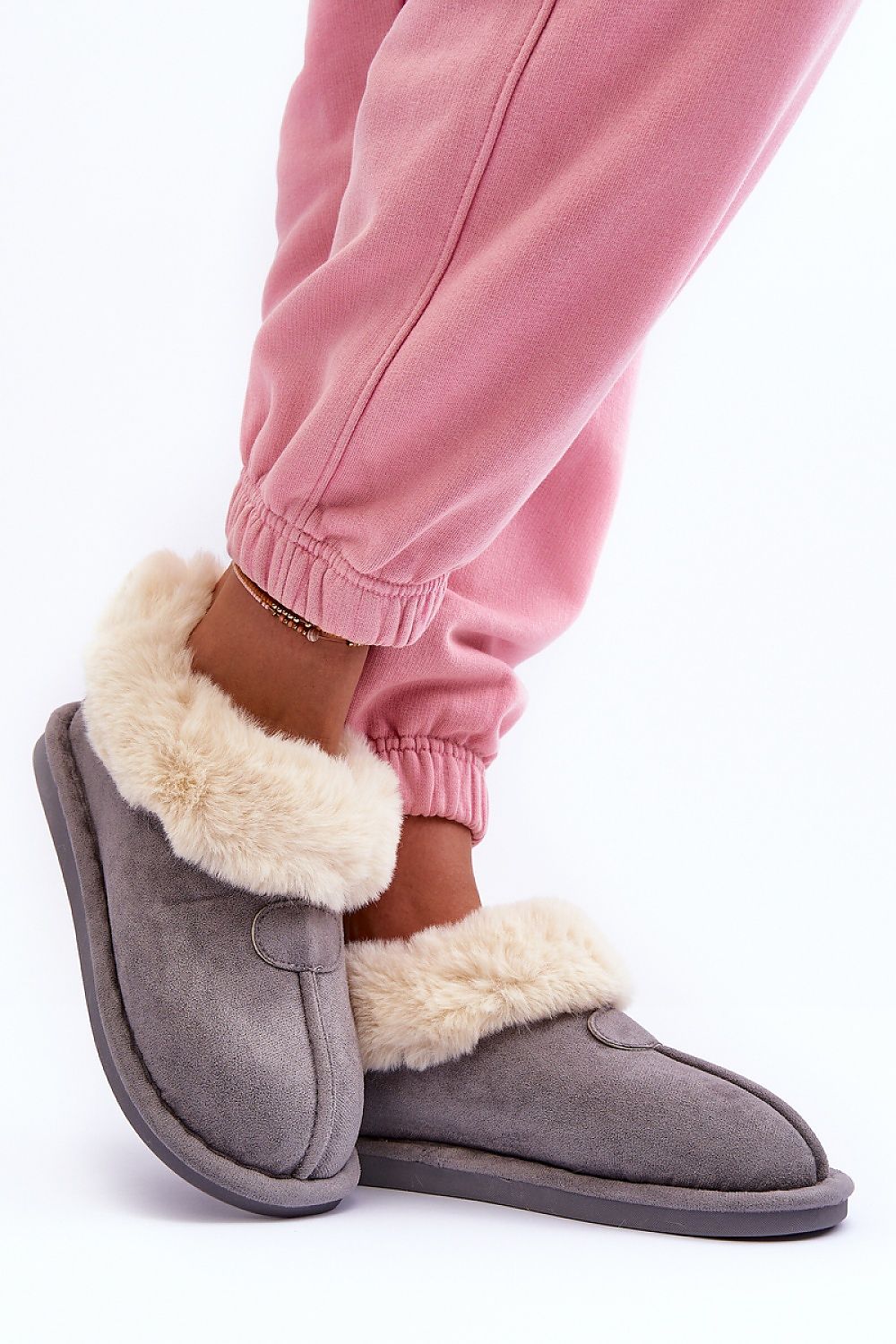 Step in Style luxurious slip-on slippers with warm fur lining, designed for cold days with a non-slip sole for secure wear.