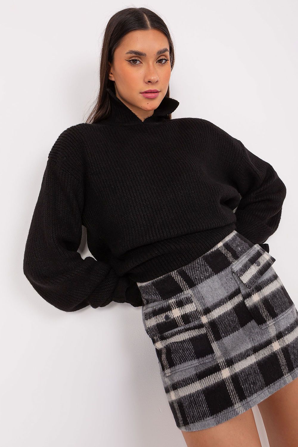 Elegant checkered mini skirt by Lakerta in a stylish wool blend, featuring practical pockets for everyday convenience and a chic design.