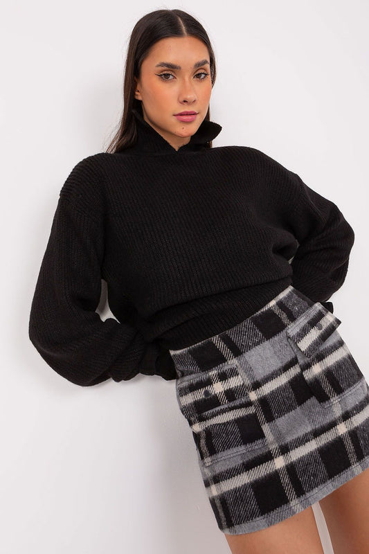 Elegant checkered mini skirt by Lakerta in a stylish wool blend, featuring practical pockets for everyday convenience and a chic design.