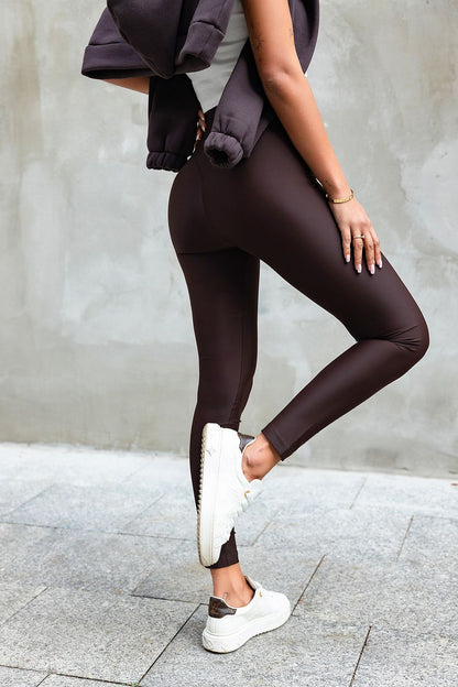 Innovative IVON leggings featuring high stretch resistance perfect for active lifestyles, combining style and functionality for the modern woman.