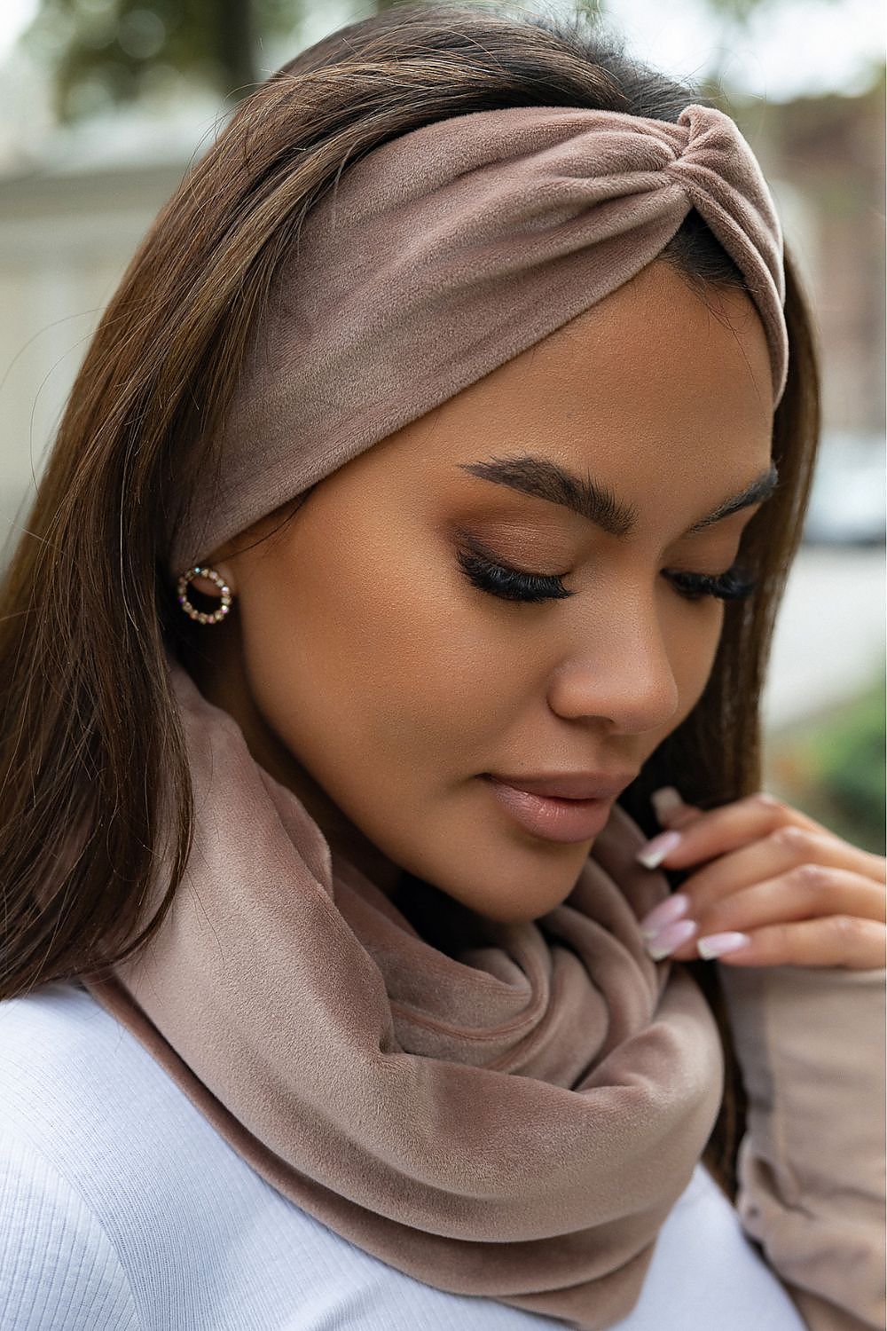 Elegant IVON velour headband and chimney set in various colours, designed for universal fit and comfort, a stylish addition to your winter wardrobe.