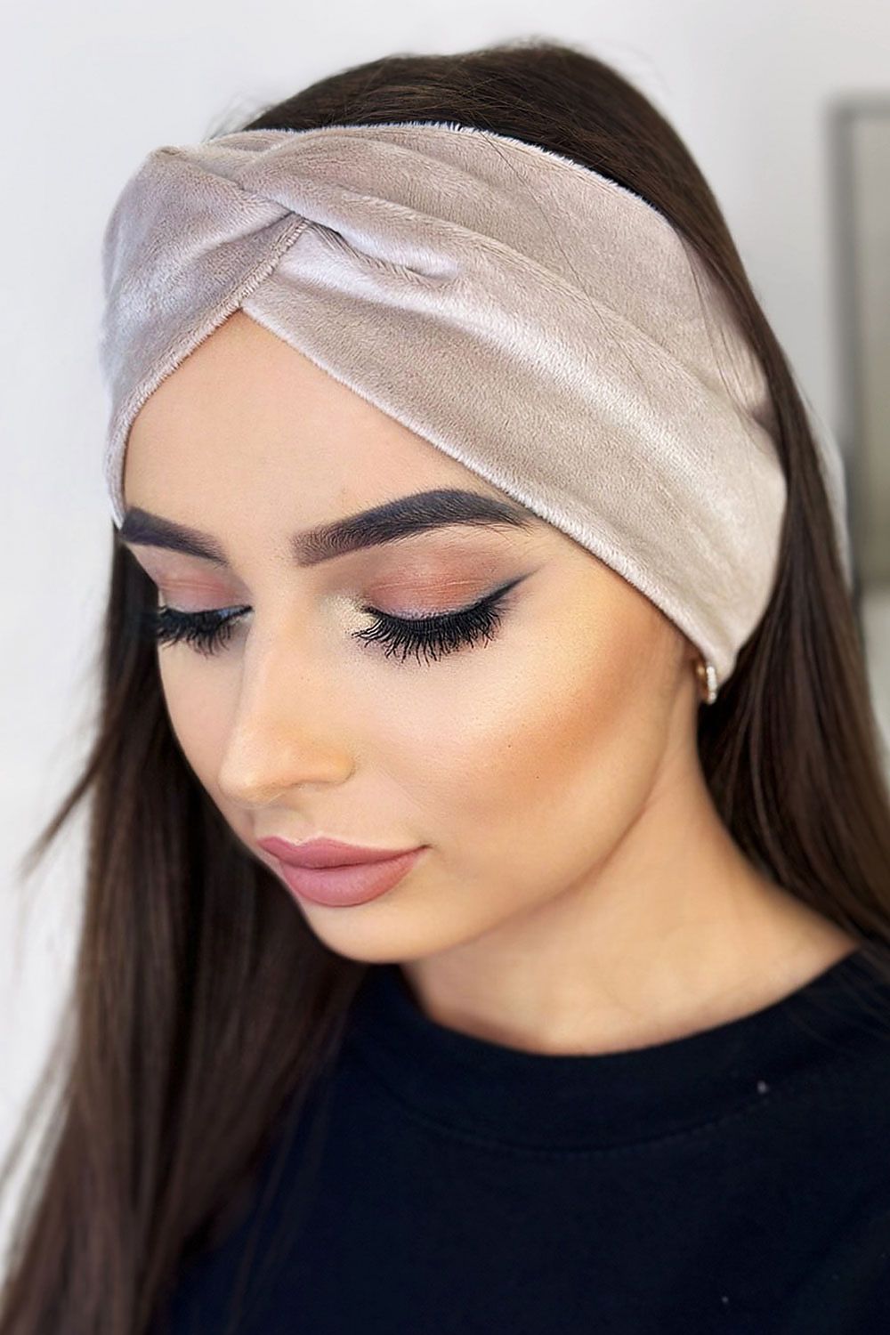 Elegant IVON velour headband in rich colour, showcasing a stylish knot design for seasonal style.