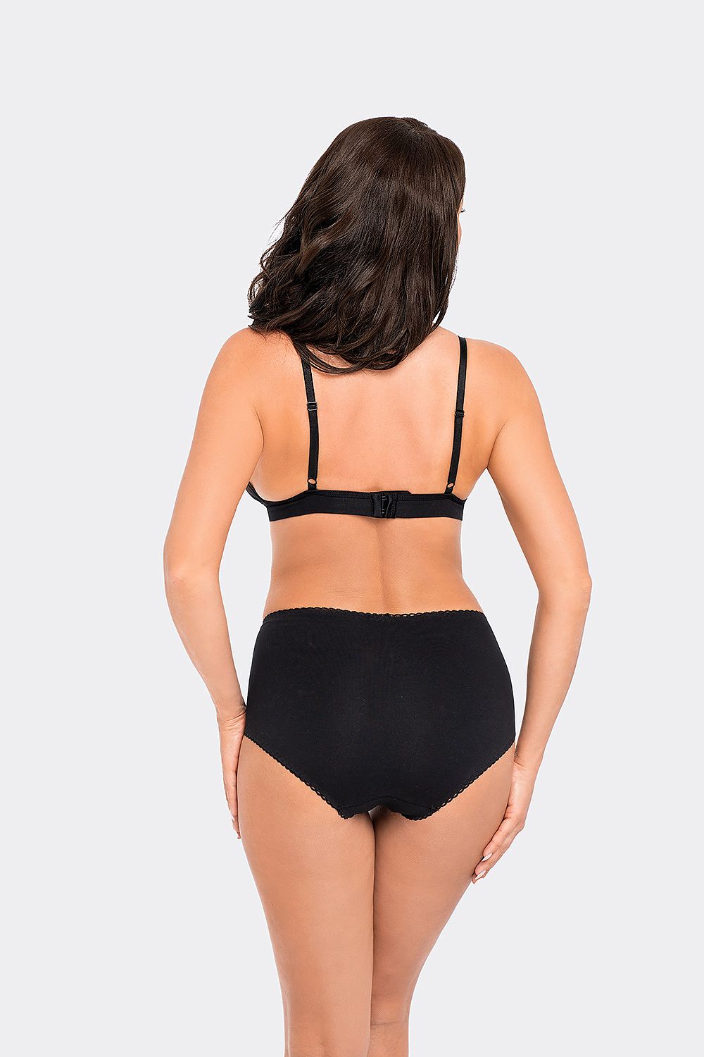 Close-up view of Babell's high-waisted cotton panties featuring intricate lace, a perfect blend of sophistication and femininity.