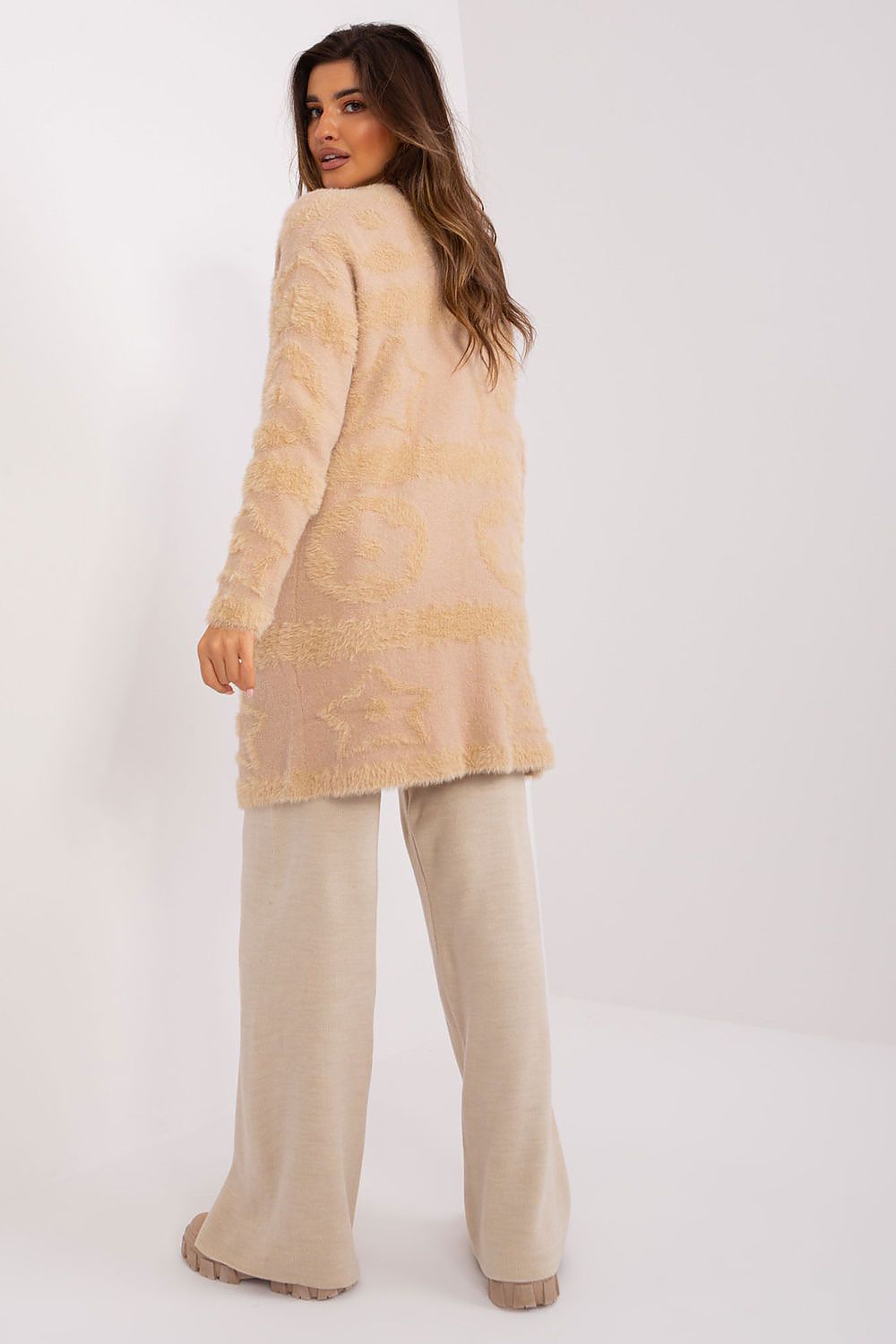Luxurious unbuttoned cardigan by AT, showcasing a loose fit design ideal for comfort and versatility in daily outfits.