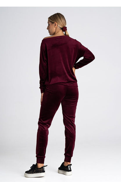 Figl's premium velour tracksuit trousers showcasing a refined design with elastic waist and practical pockets for a fashionable statement.