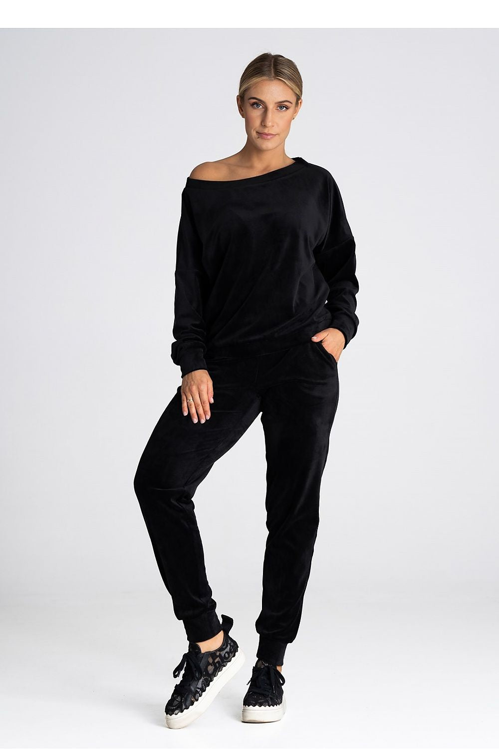 Elegant Figl velour trousers showcasing a soft, luxurious texture with elastic cuffs and convenient pockets.