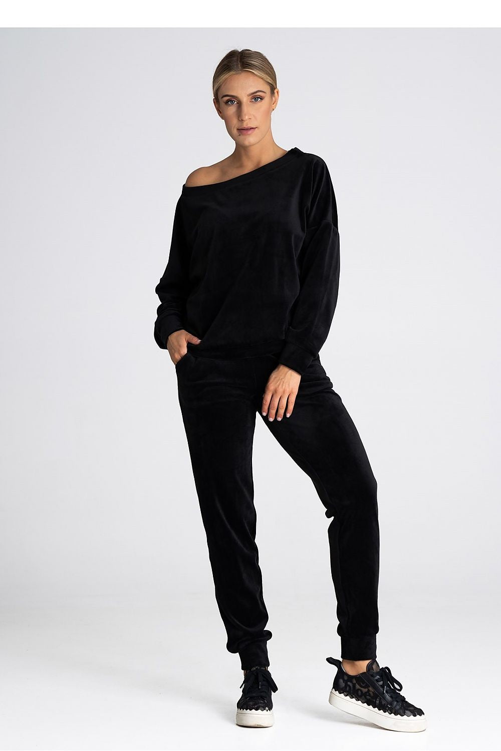 Chic and trendy Figl velour tracksuit trousers, ideal for casual luxury wear with a flattering elastic waistband.