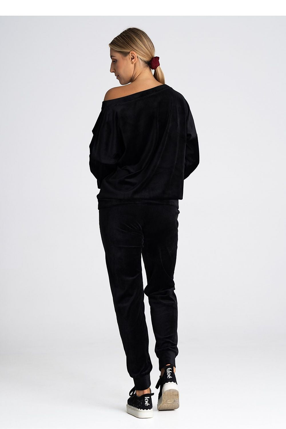 Soft and comfortable luxury velour trousers by Figl, designed with an elastic waistband and side pockets for practicality.