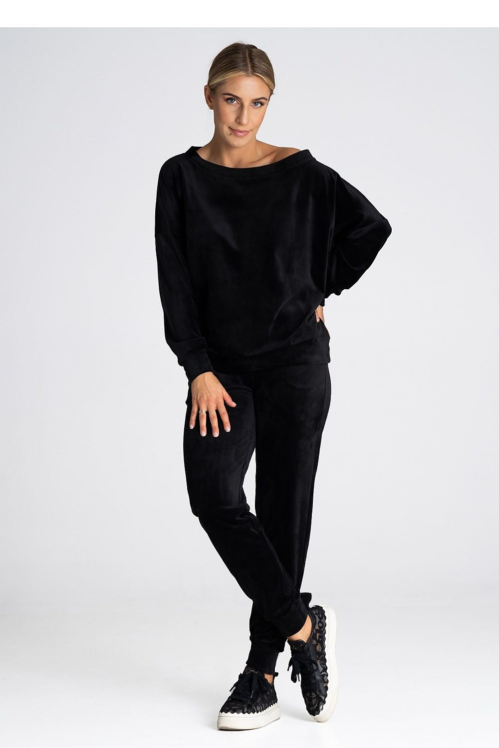 Sophisticated Figl velour tracksuit trousers, combining comfort and style with an elastic waistband and fashionable cuffs.