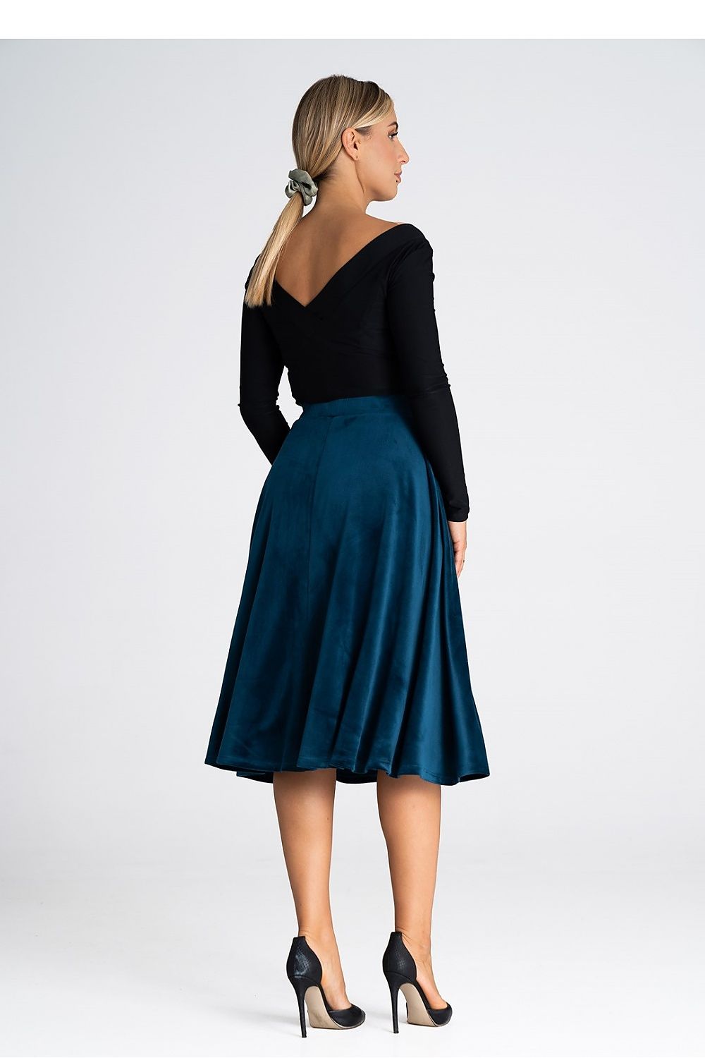 Close-up of the Figl elegant midi skirt's elastic waistband and soft fabric, ideal for a sophisticated look.
