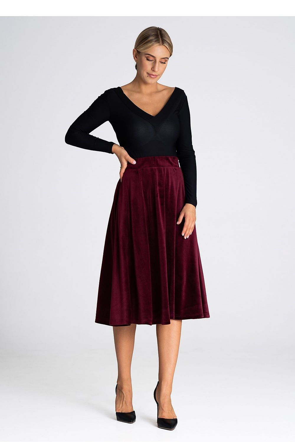 Stylish elastic waist midi skirt from Figl, designed for comfort and elegance with a flared silhouette.