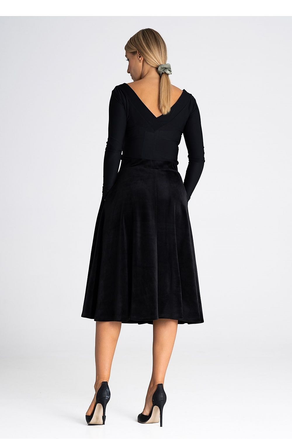 Elegant midi skirt by Figl with an elastic waist and flared design, perfect for adding sophistication to any outfit.