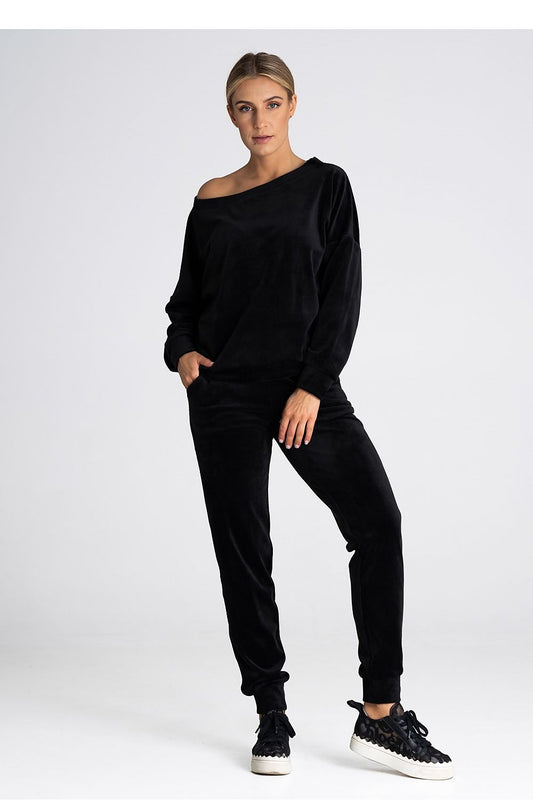 Elegant Figl oversized blouse displayed on a model, highlighting versatility and sophisticated design suitable for various occasions.