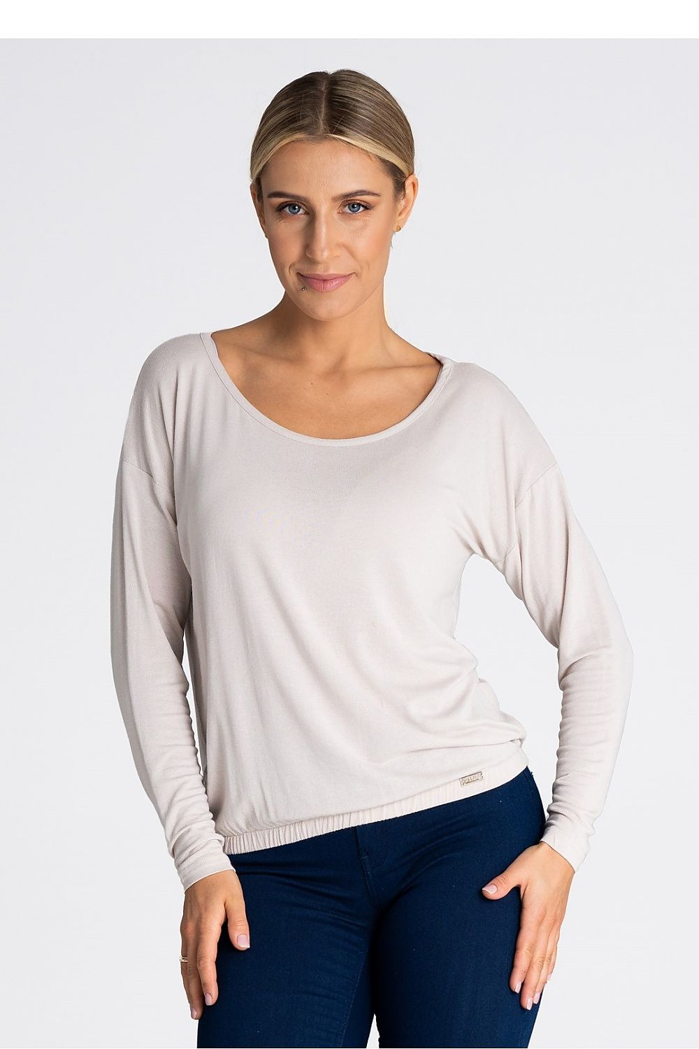 Elegant Figl Loose-Fit Blouse in fine fabric with long sleeves, showcasing a dropped shoulder design and elastic hem.