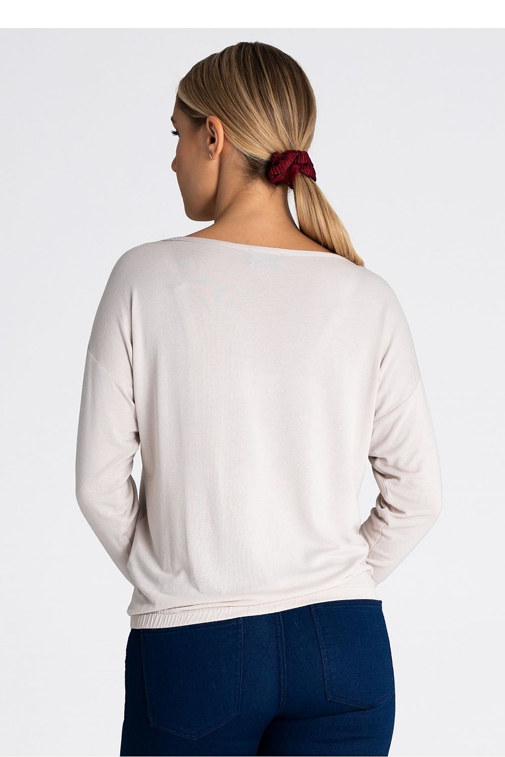 Stylish and sophisticated Figl Loose-Fit Blouse highlighting the elasticity at the hem, perfect for a chic, casual look.