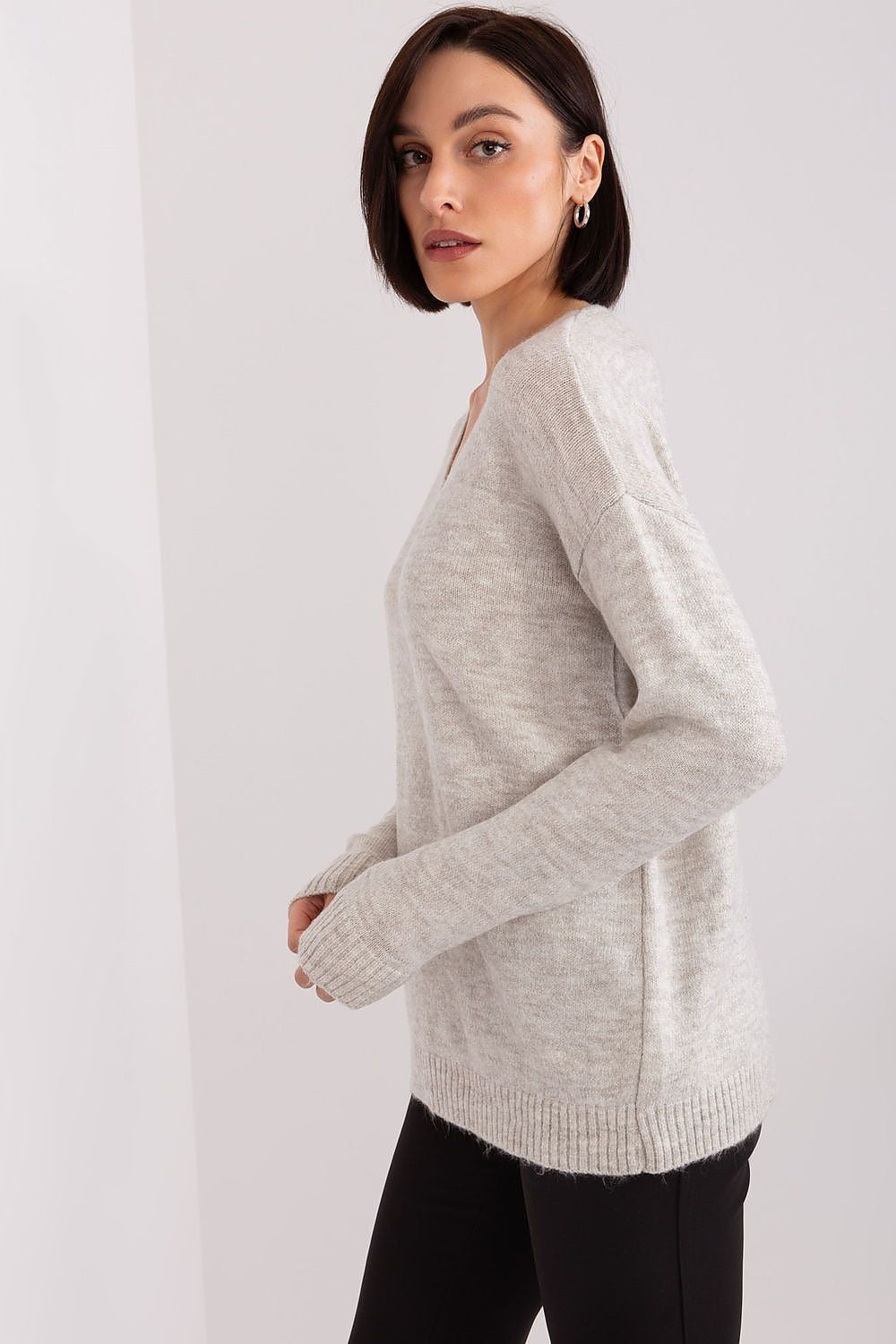 Luxurious long sleeve acrylic heart neckline jumper by Rue Paris, featuring a soft and lightweight design perfect for cold days.