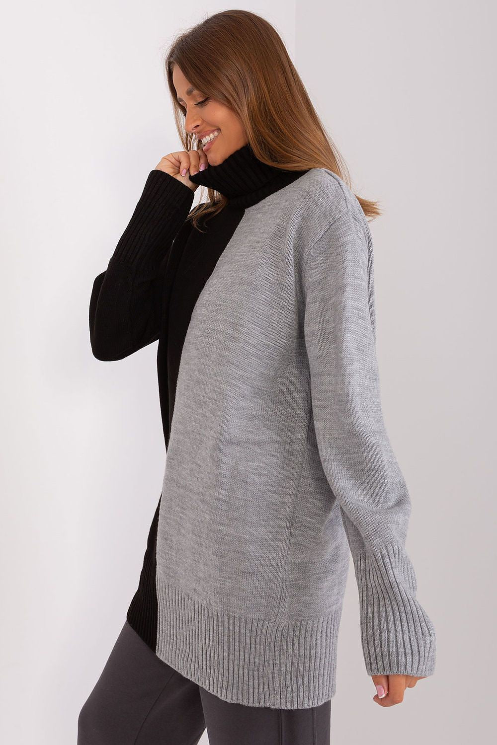 Stylish two-tone acrylic turtleneck sweater for women by Badu, combining comfort and elegance for daily wear and relaxing moments at home.