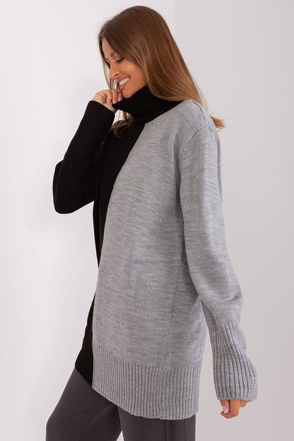 Stylish two-tone acrylic turtleneck sweater for women by Badu, combining comfort and elegance for daily wear and relaxing moments at home.