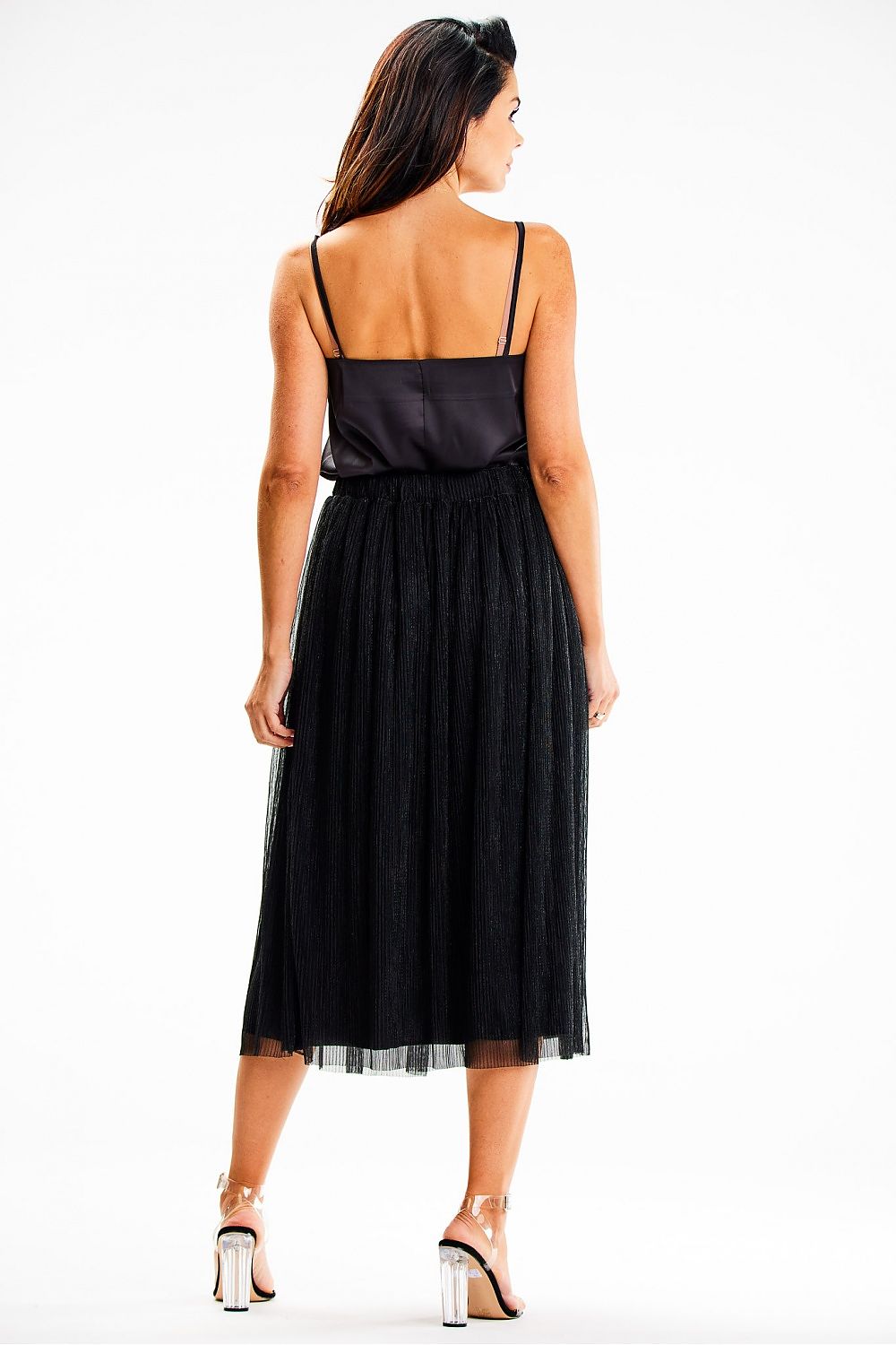 Styling options with Awama's elegant midi skirt, featuring an elastic waistband and shimmering mesh, perfect for upscale occasions.