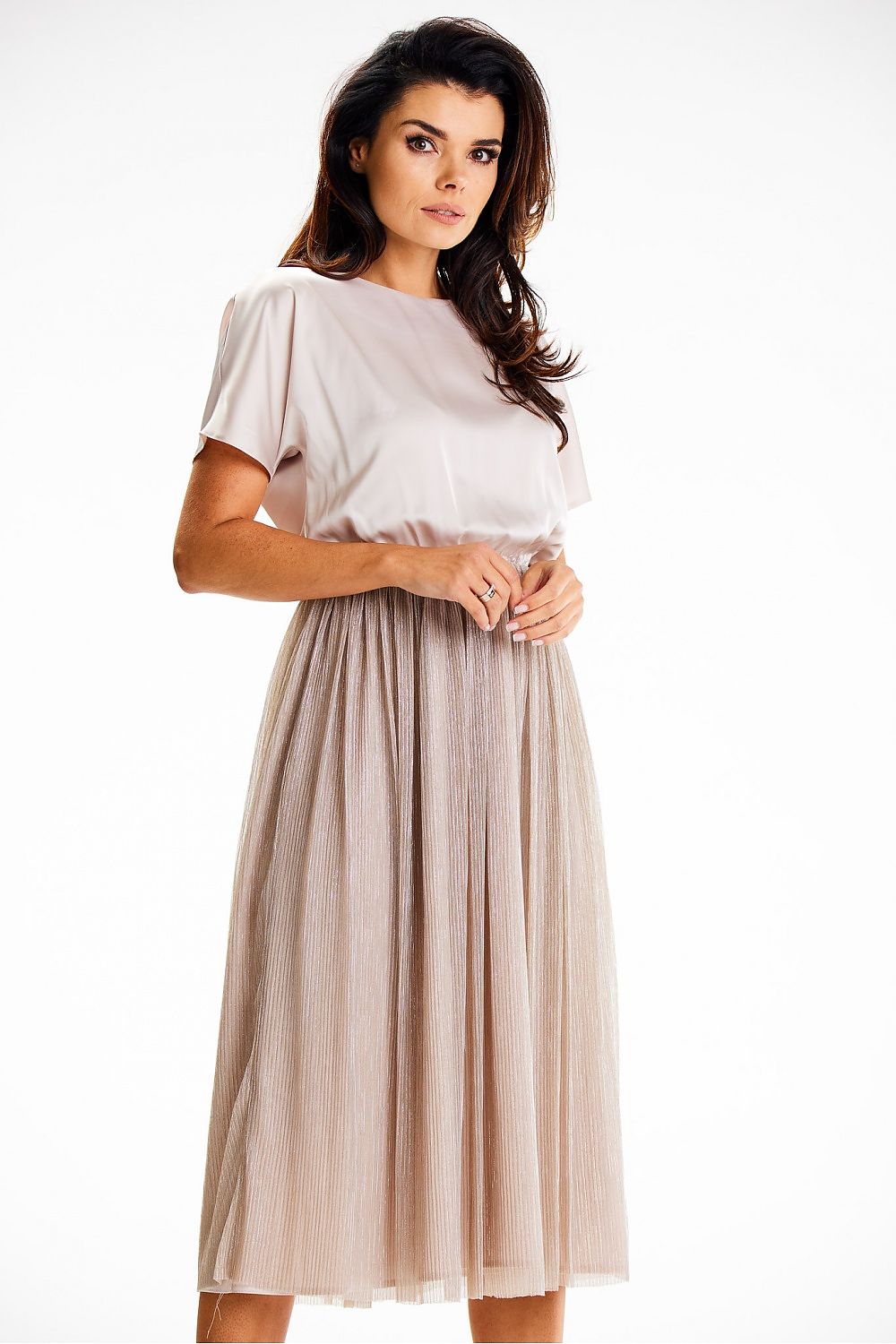 Detailed view of the shiny mesh skirt of the Awama evening dress, designed for a sophisticated evening look.