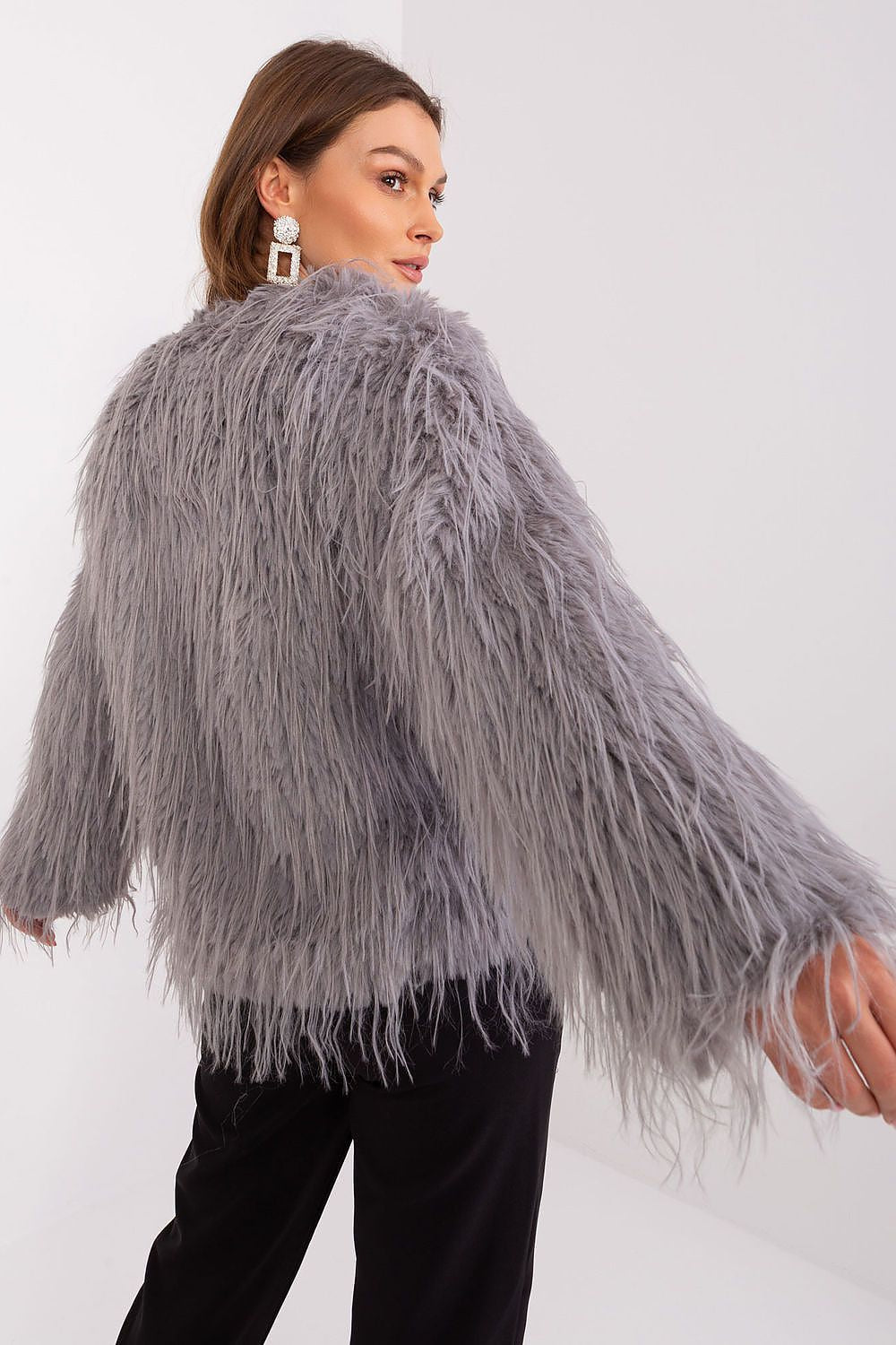 Sophisticated autumn-winter transitional jacket by AT featuring luxurious fur trim for an elegant look.