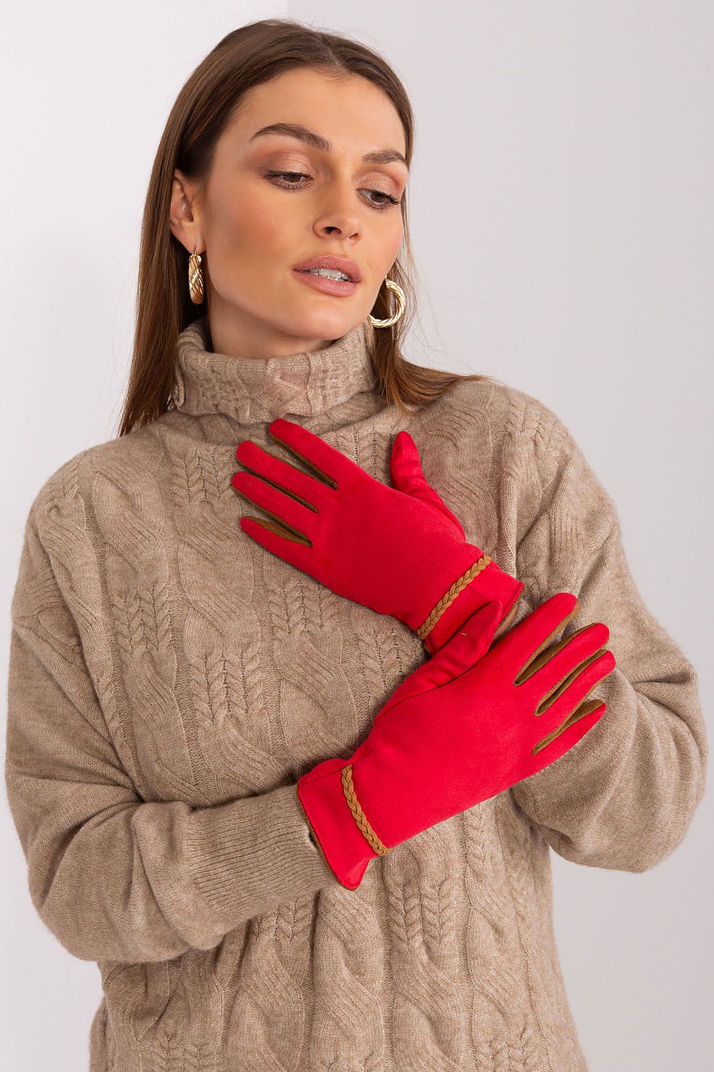 Beautiful women's gloves with braided straps and floral embroidery by AT, combining elegance and functionality.