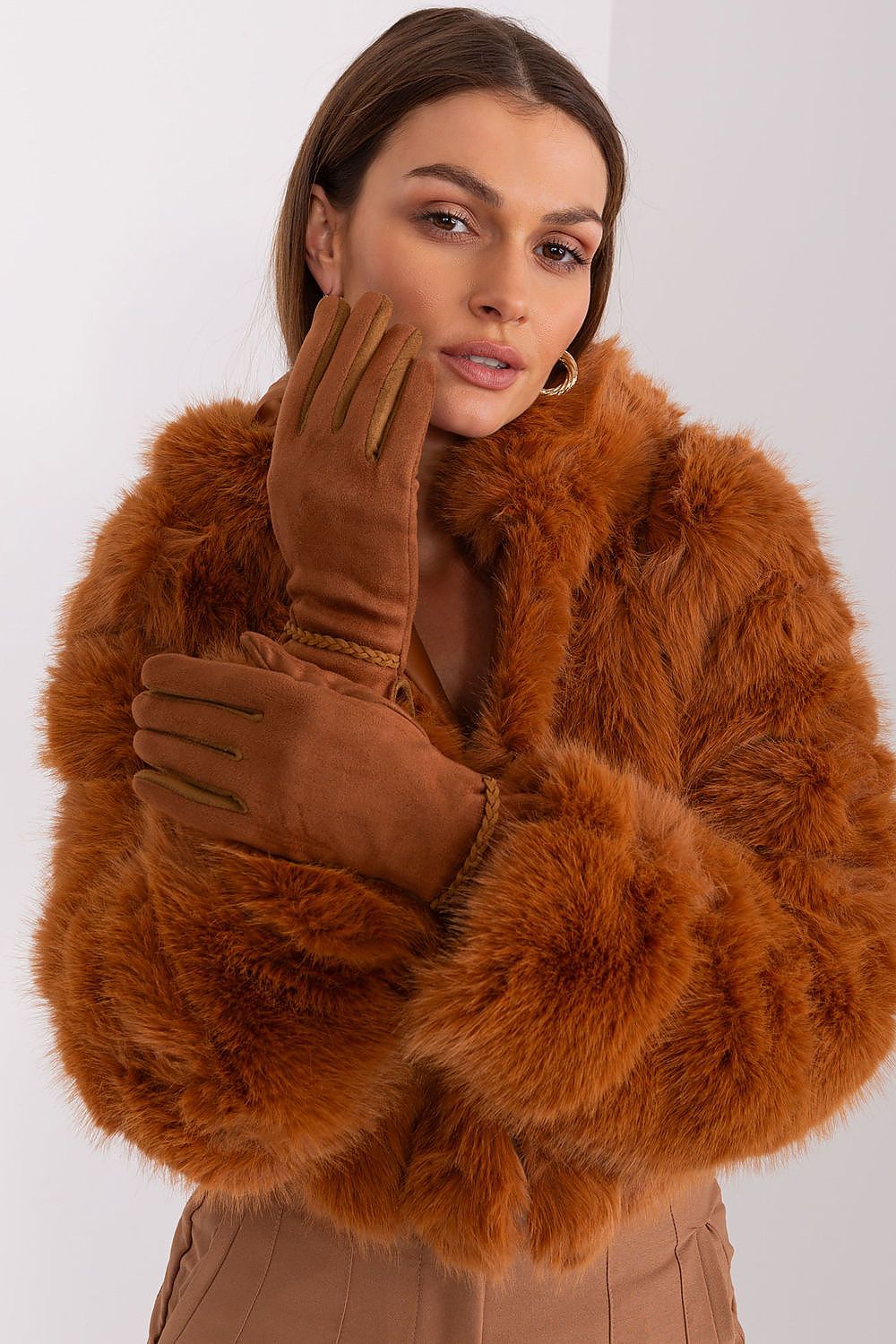 Fashionable touchscreen gloves for women by AT, highlighting sophisticated style and comfort.