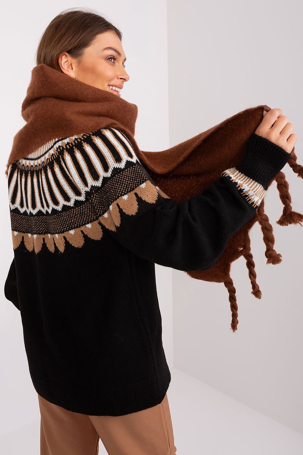 Versatile warm shawl featuring a 210 cm long scarf with intricate tassels, perfect for stylish layering during colder months by AT.