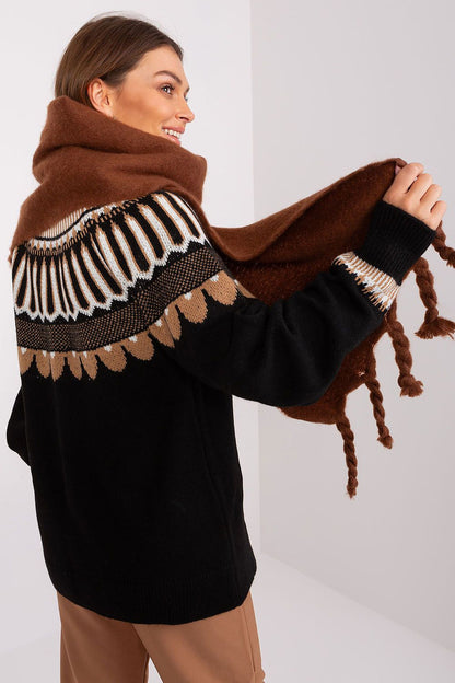 Versatile warm shawl featuring a 210 cm long scarf with intricate tassels, perfect for stylish layering during colder months by AT.