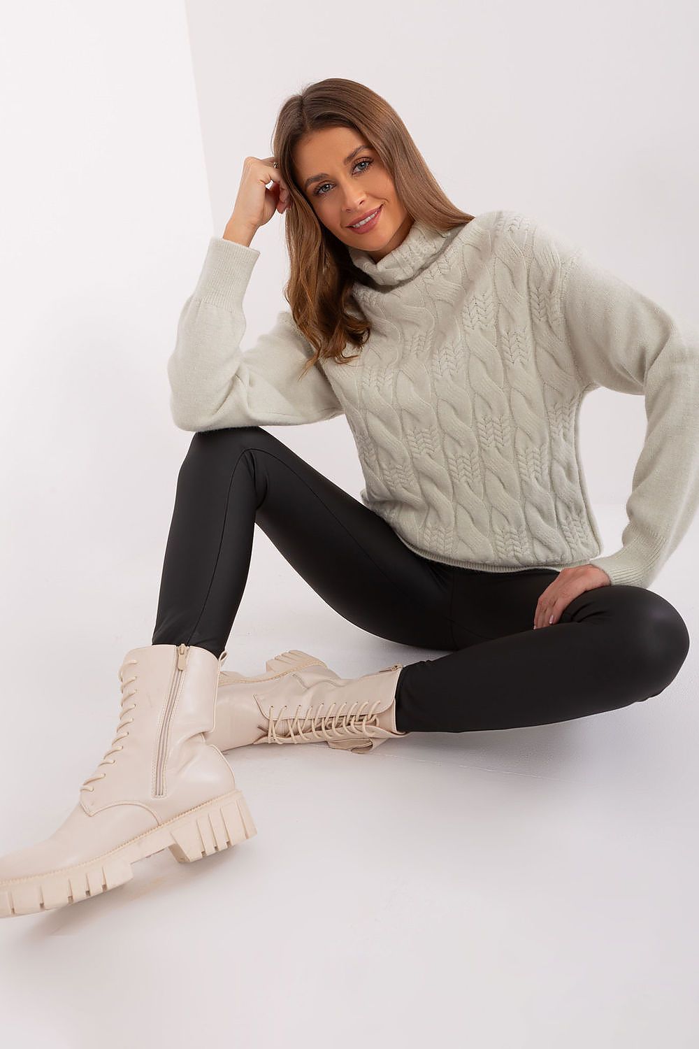 Luxurious variegated weave high-quality sweater from AT, combining warmth and elegance for cold days.