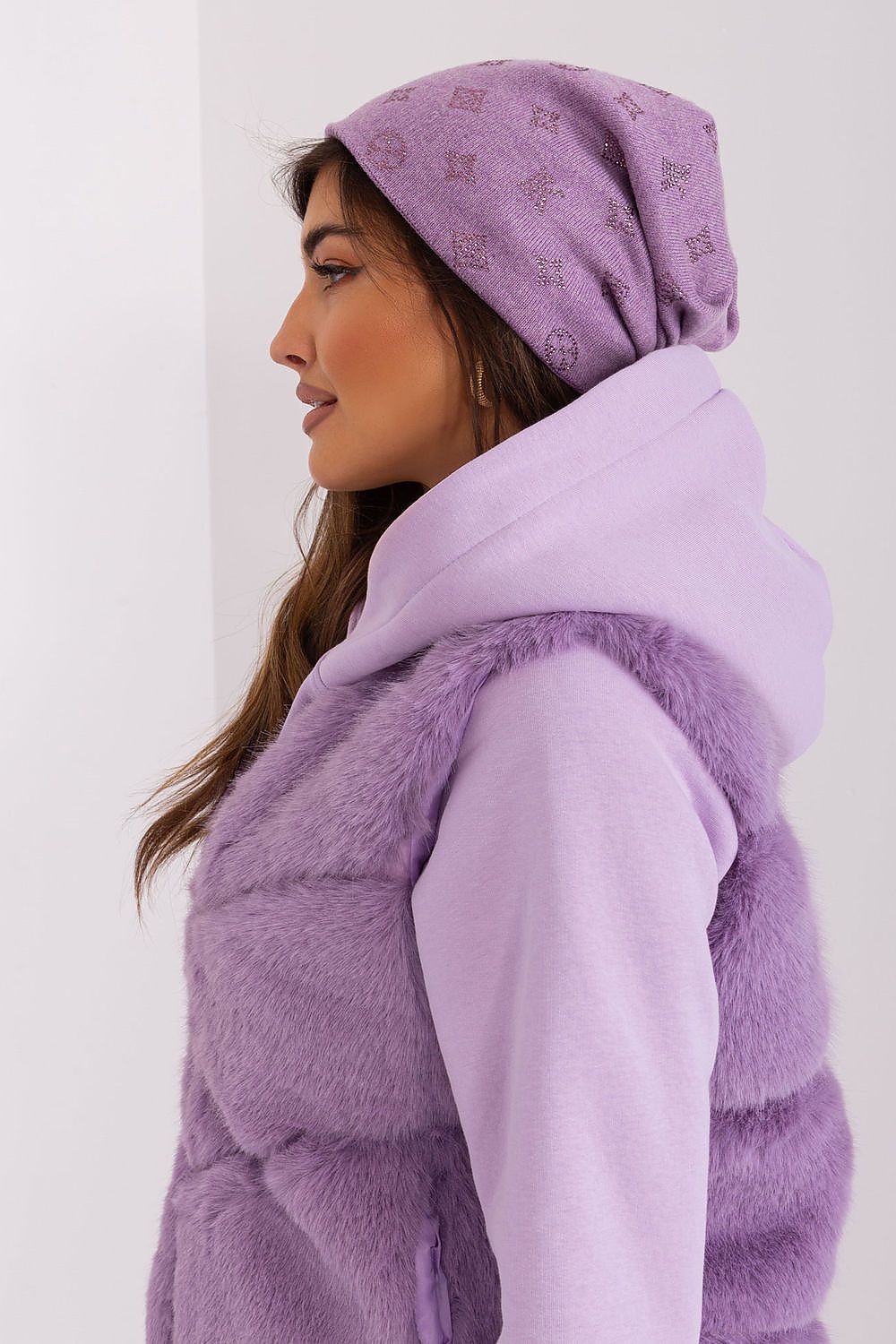 Fashionable women's beanie hat from AT in a luxurious cashmere blend, featuring glamorous rhinestone accents for a warm winter style.