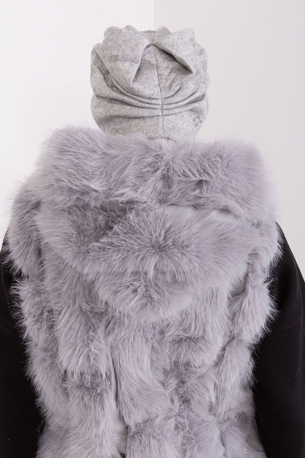 AT's warm and luxurious women's beanie hat in cashmere blend, embellished with eye-catching rhinestones.