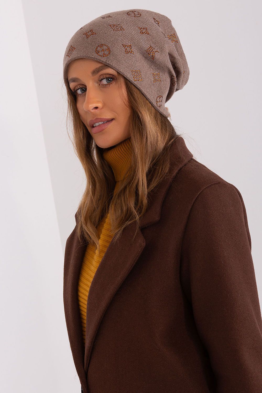 Sophisticated women's beanie by AT, blending cashmere, cotton, and acrylic, embellished with rhinestones for a glamorous winter look.