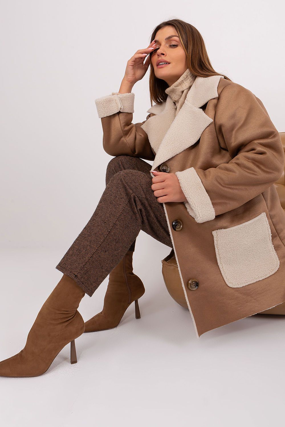 Elegant Lakerta women's jacket featuring luxurious sheepskin lining, perfect for autumn and winter style.