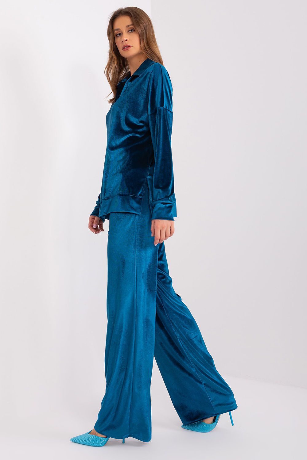 High waist wide leg pants from Lakerta's Women's Velour Comfort Set, showcasing luxurious fabric and practicality with side slip pockets.