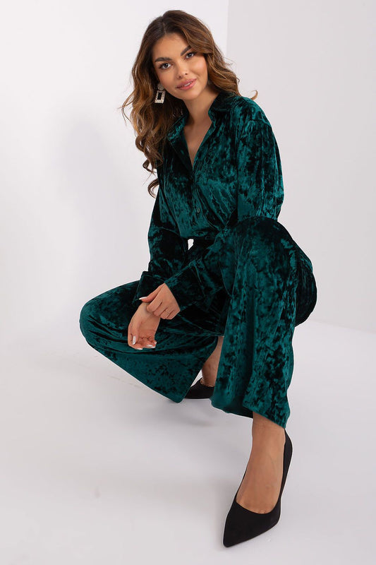 Detail of Lakerta's velour set showing the high waistband and wide leg pants, perfect for blending fashion with everyday wear.