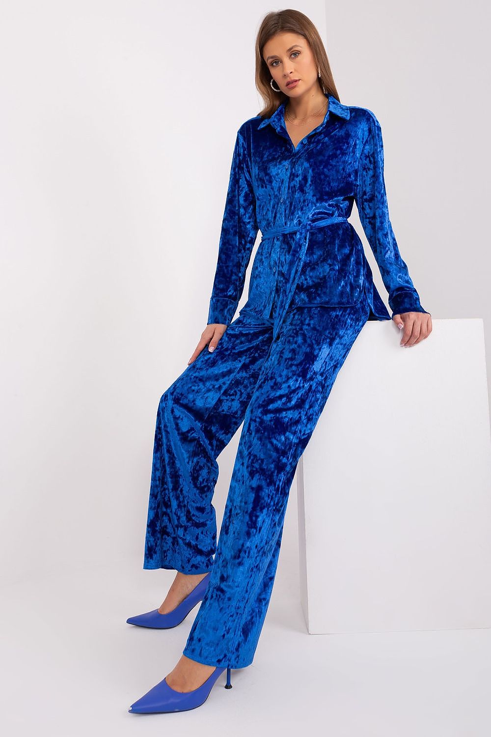 Model wearing the Lakerta velour set, highlighting the elegant design and relaxed fit ideal for everyday sophistication.