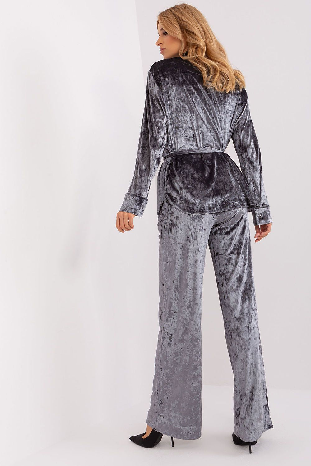 Wide leg design of Lakerta's velour pants, highlighting a blend of elegance and everyday practicality for modern women.