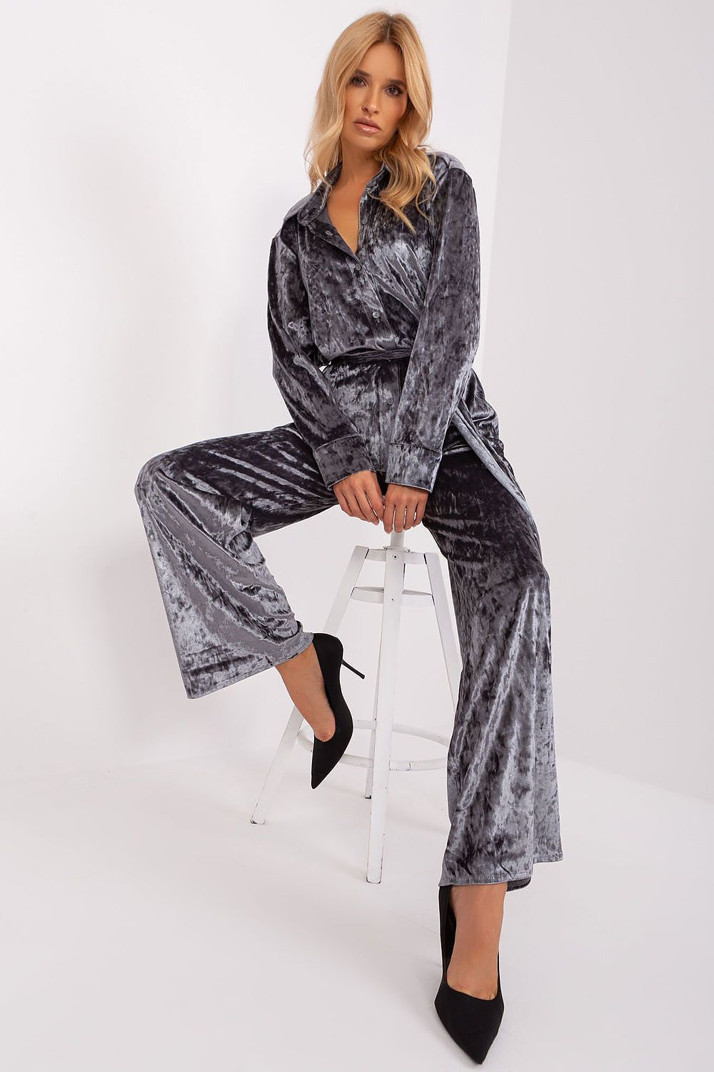 Luxurious velour set by Lakerta featuring high waist pants and a stylish button-up shirt, perfect for casual elegance.