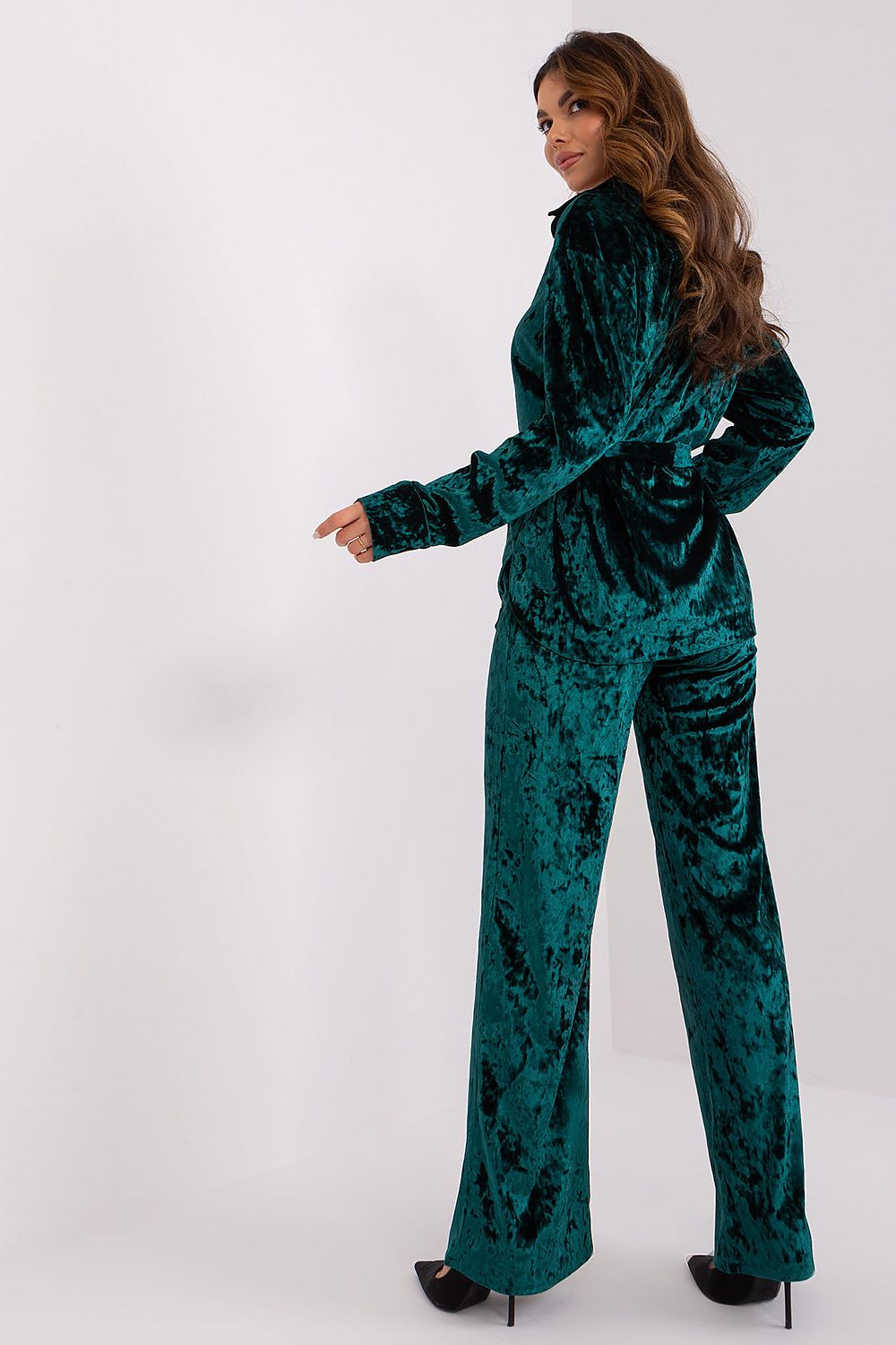 Luxurious velour set by Lakerta featuring high waist pants and a stylish button-up shirt, perfect for casual elegance.