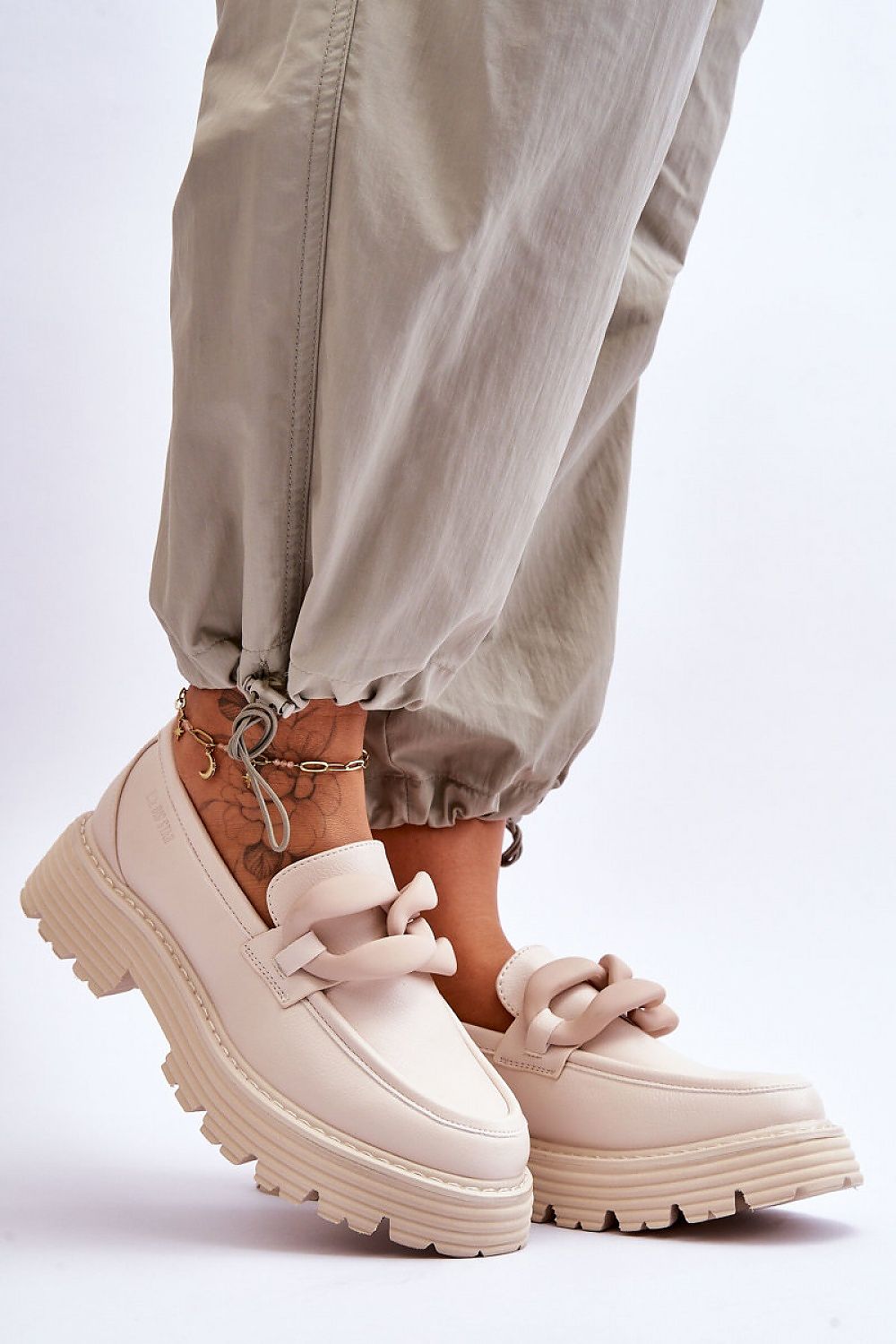 Step in Style's luxurious moccasins showcasing a stylish design with decorative chain, perfect for eco-conscious fashion enthusiasts with a 4.5 cm flat heel.