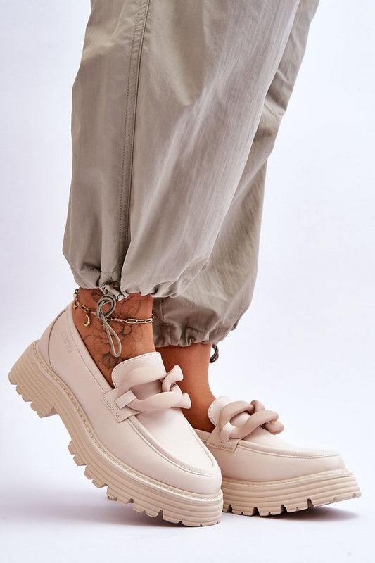 Step in Style's luxurious moccasins showcasing a stylish design with decorative chain, perfect for eco-conscious fashion enthusiasts with a 4.5 cm flat heel.