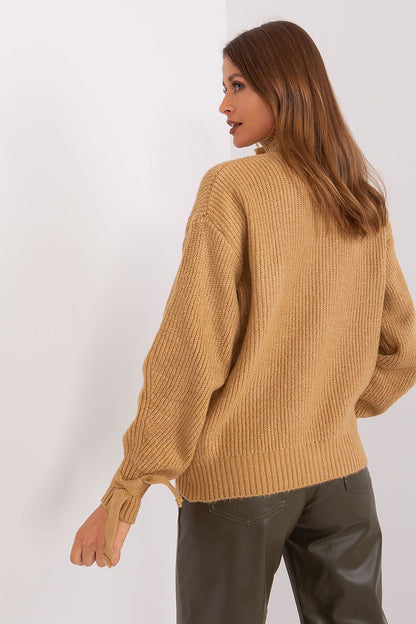 Stylish Badu sweater featuring a chic turtleneck and original binding details, ideal for both casual outings and sophisticated events.