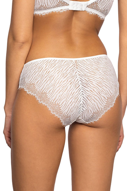Chic and elegant women's panties made of lace and mesh by Mat, designed with a full back and cotton gusset for all-day comfort.
