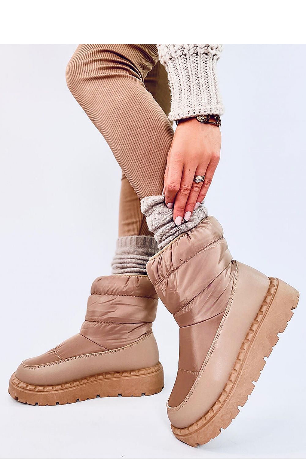 Chic Inello snow boots for women, highlighting the 4.5cm heel and insulated design for a fashionable winter experience.